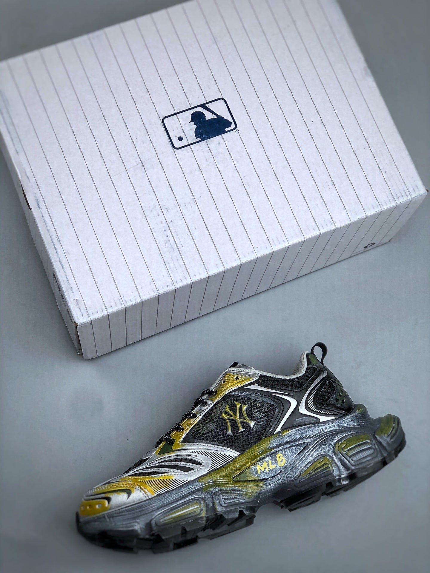 MLB New York Yankees Chunky Runner "Vintage Distressed" Sneakers