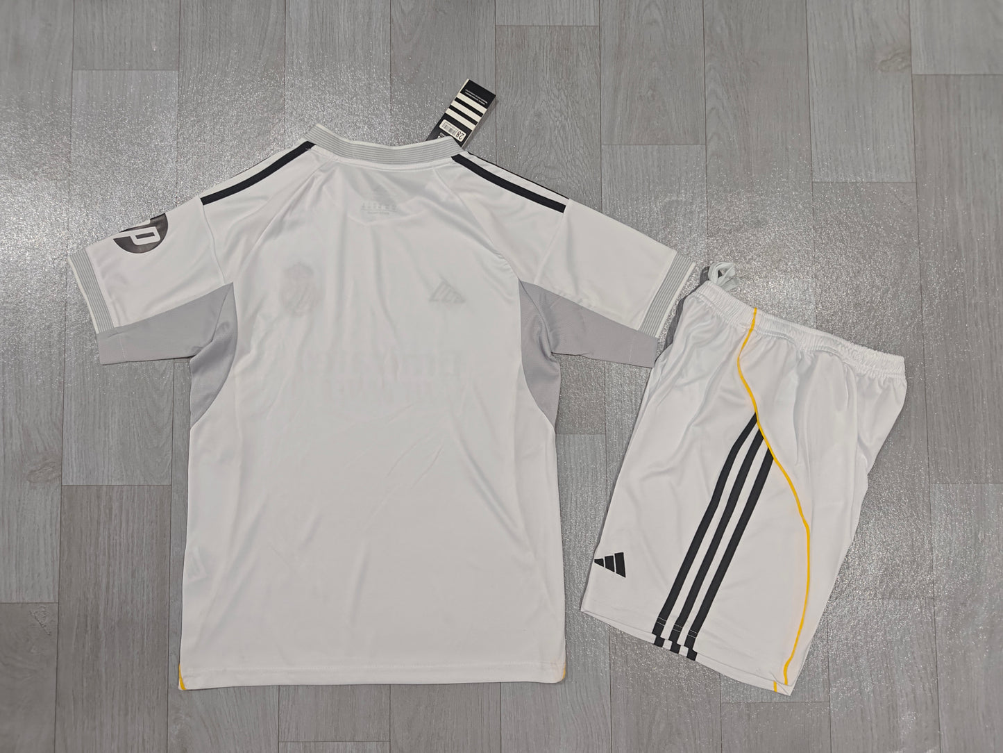 KIDS Real Madrid 2025/26 Home Kit (Jersey & Shorts Set)