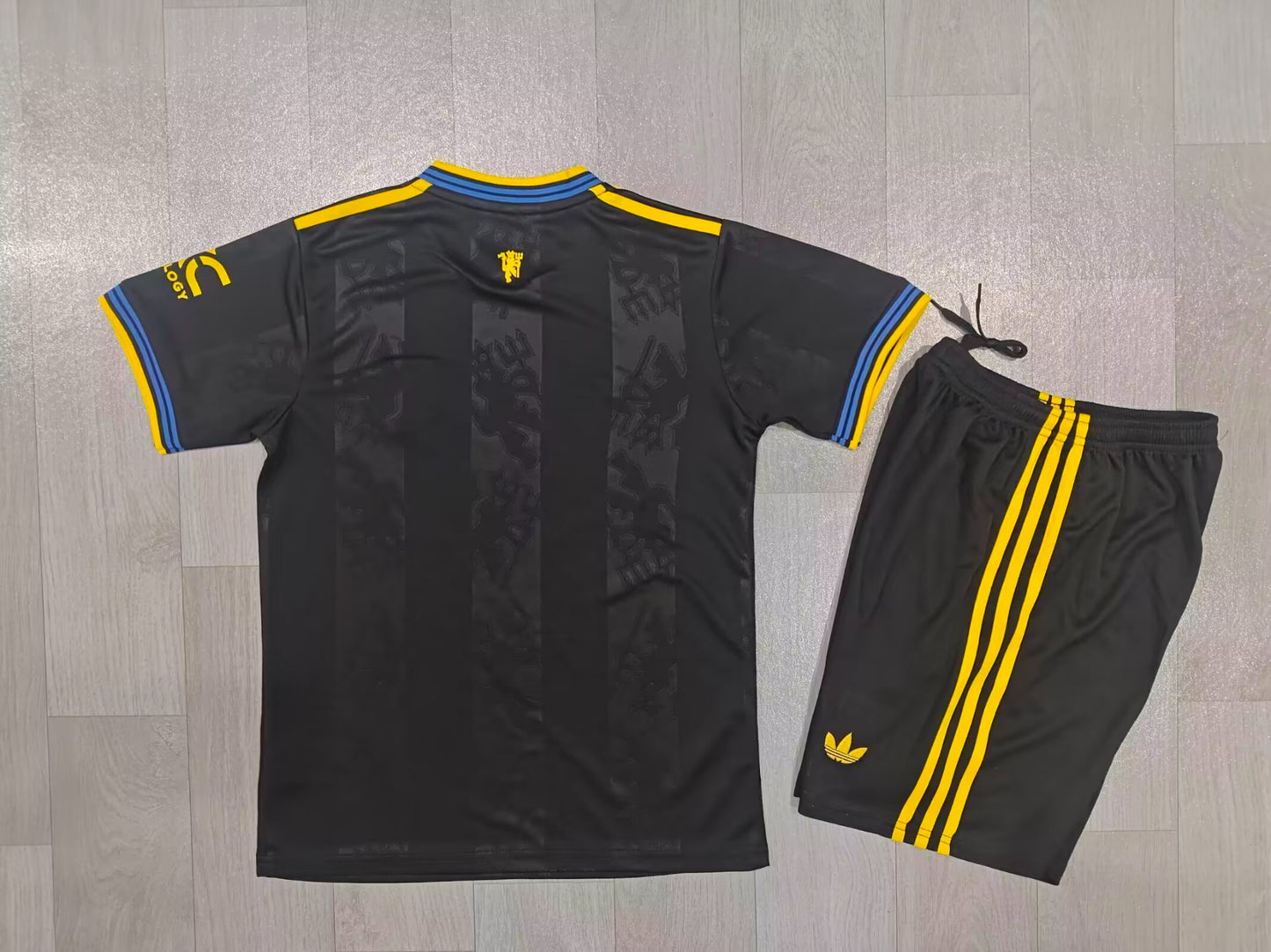 KIDS Manchester United x adidas Originals 2024/25 Special Edition Younger Kids' Football Replica Kit (Jersey + Shorts)