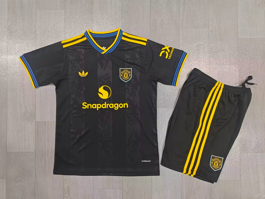 KIDS Manchester United x adidas Originals 2024/25 Special Edition Younger Kids' Football Replica Kit (Jersey + Shorts)