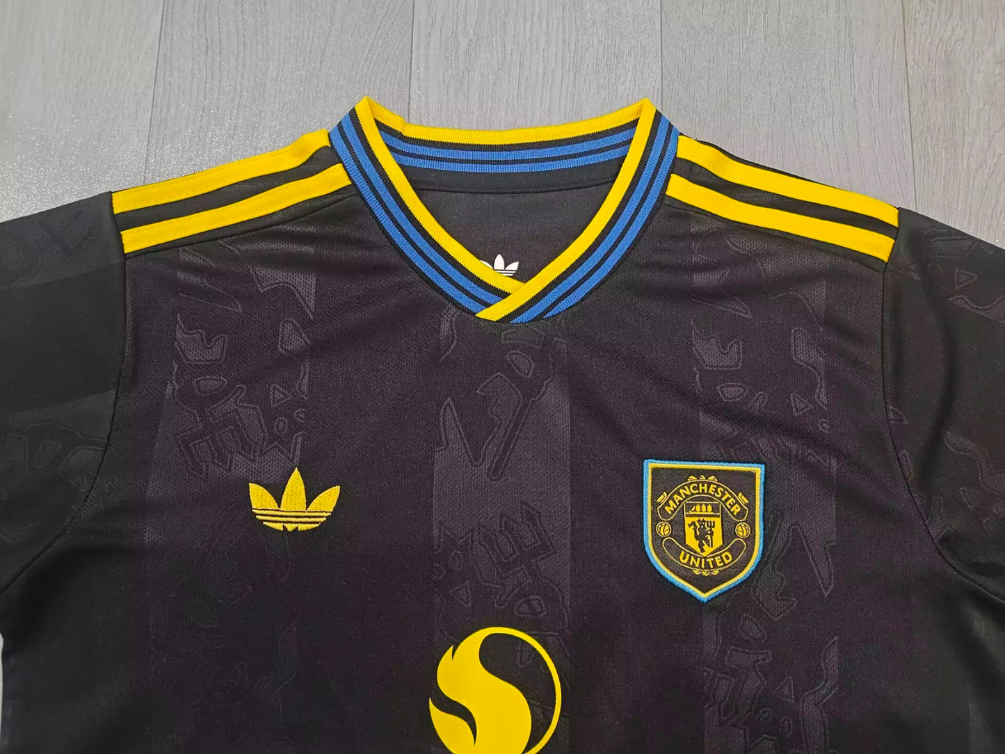KIDS Manchester United x adidas Originals 2024/25 Special Edition Younger Kids' Football Replica Kit (Jersey + Shorts)