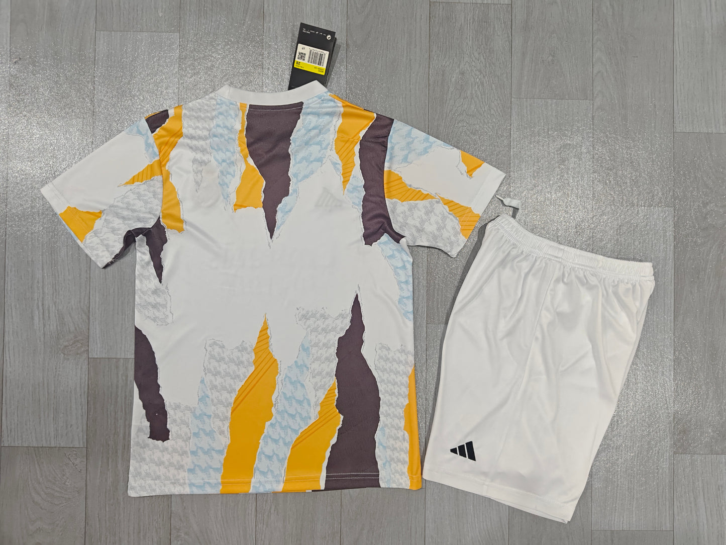 KIDS Real Madrid 2025/26 Pre-Match Training Kit (Jersey & Shorts Set)