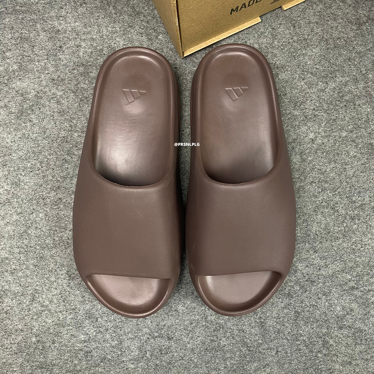 Yeezy Slides 'Soot'