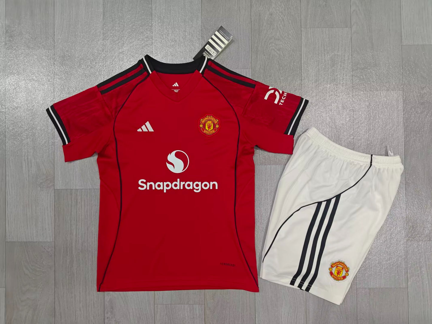 KIDS Manchester United 2025/26 Home Kit (Jersey & Shorts Set)