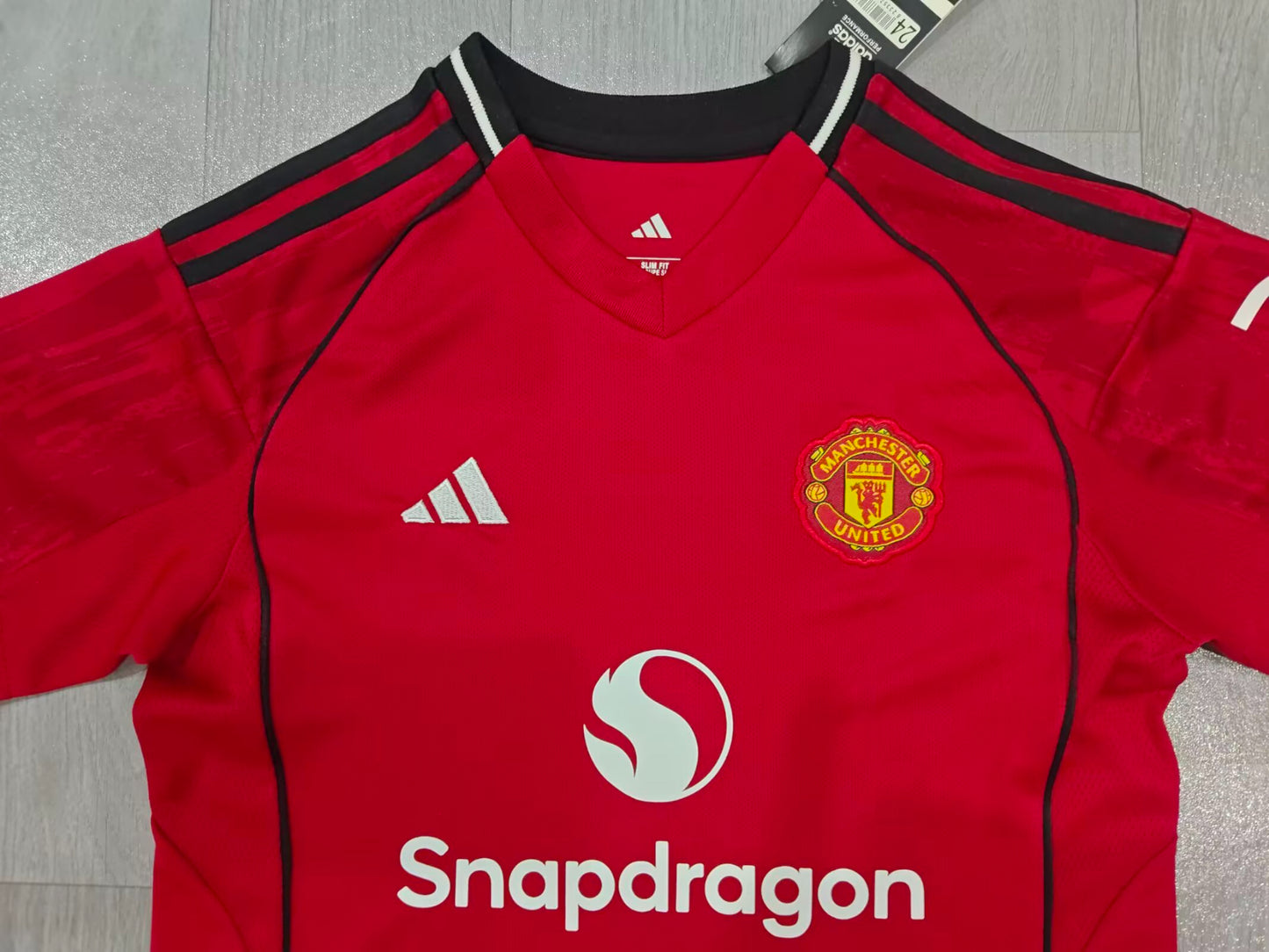 KIDS Manchester United 2025/26 Home Kit (Jersey & Shorts Set)