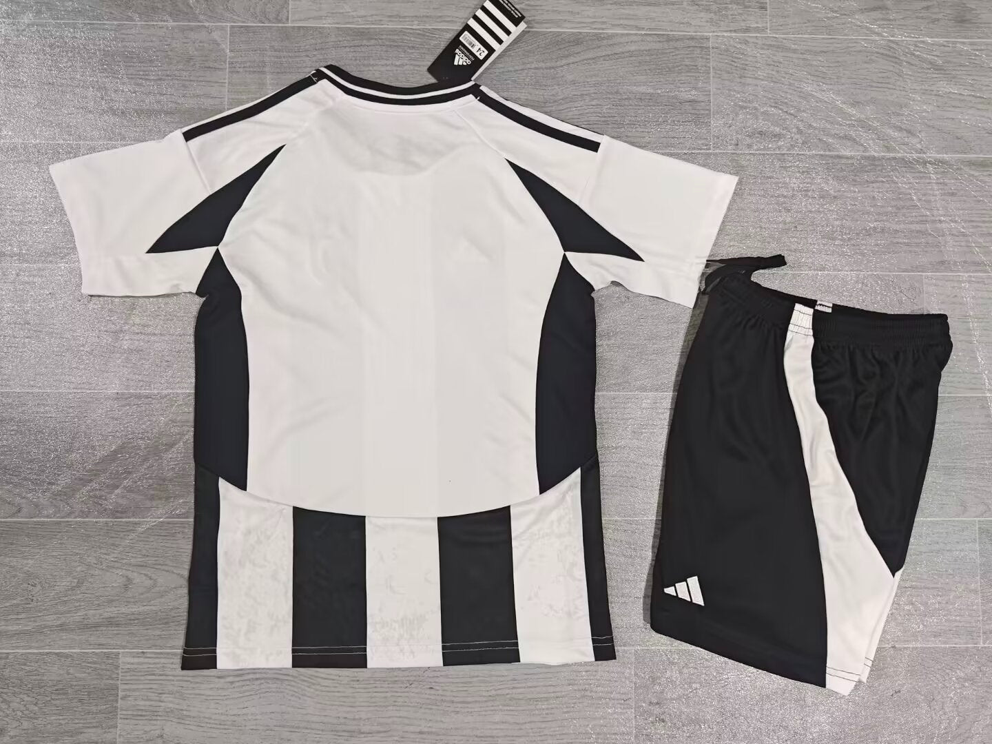 KIDS Juventus FC Home Kit (Jersey & Shorts Set)